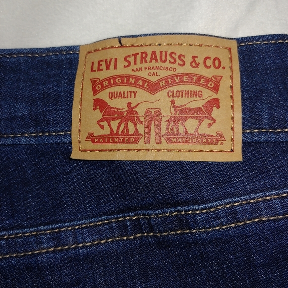 NWOT Women’s Levi’s Dark Wash Classic Straight-Leg Jeans – Sizes 14 & 16W - Picture 13 of 16